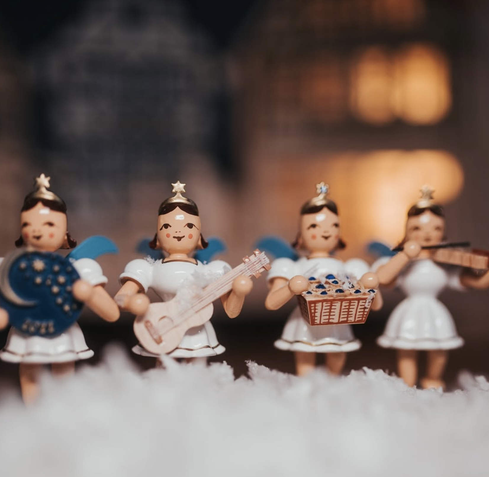 Farbenfrohe Faltenrockengel von Blank – himmlische Sammlerstücke mit Herz